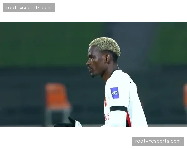 让·克劳德亚冠首秀客串中卫 海港新援面临防线磨合与位置适应挑战